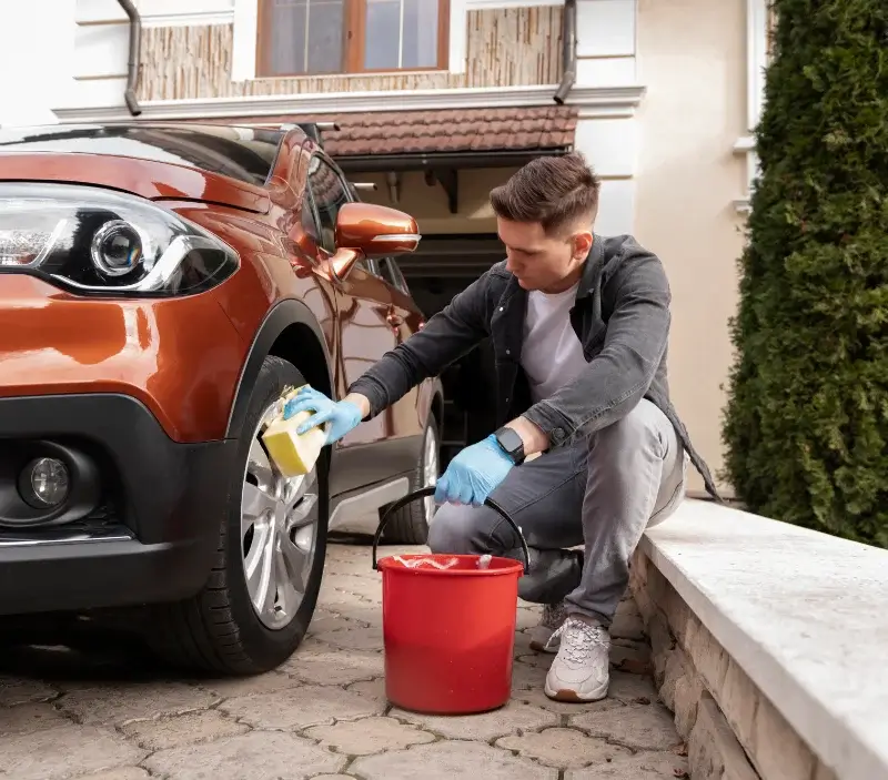 Lavage auto à domicile Essigny-le-Grand : professionnel intervenant sur un véhicule